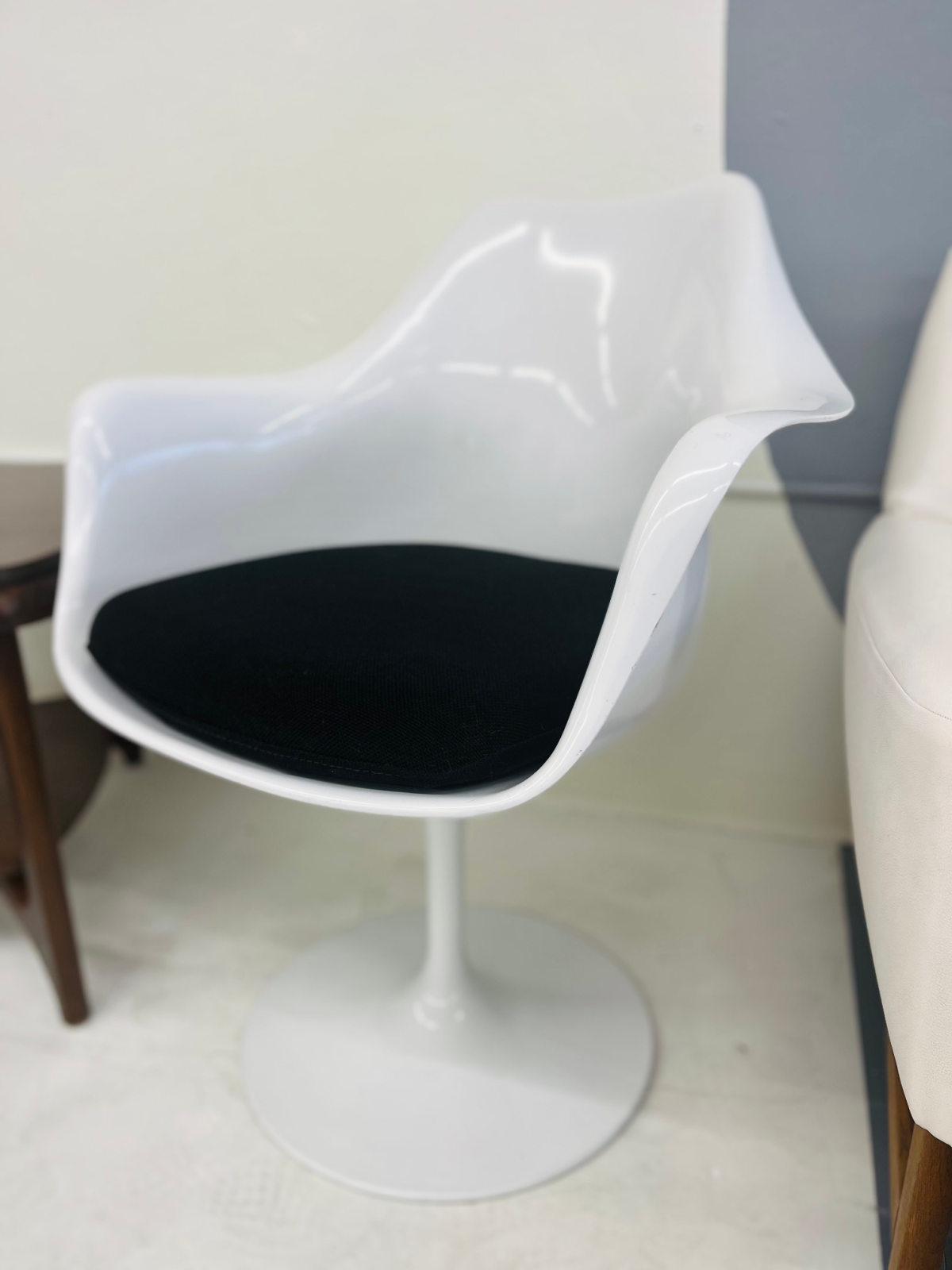 Eero Saarinen Tulip Style Chairs by SDAWY